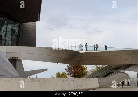 Visite des monuments BMW Welt Munich Allemagne Banque D'Images