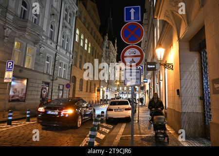 Panneau d'interdiction de circulation dans la rue Jachymova reliant les rues Maiselova et Parizska à Prague, République tchèque, 24 novembre 2023. La mairie du district de Prague 1 a installé hier des panneaux interdisant aux voitures d'entrer dans une grande partie du quartier historique de la vieille ville entre 22:00 et 6:00 dans le but de limiter le bruit qui dérange les résidents locaux la nuit. Le maire de Prague Bohuslav Svoboda fera invalider les nouveaux panneaux interdisant l'entrée des voitures dans certaines parties de la vieille ville et fera examiner l'interdiction, imposée par les autorités locales, par le service de la circulation de la mairie, a-t-il déclaré après un meeti Banque D'Images