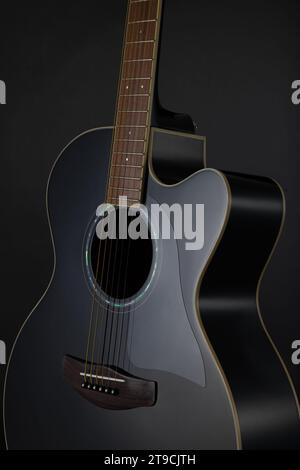 Guitare acoustique sur fond noir Banque D'Images