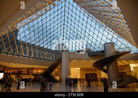 Visite du musée du Louvre à Paris France Banque D'Images