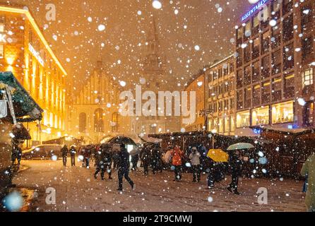 Der erste Schnee, wunderbarer Flockenwirbel am Marienplatz abends nach 18 Uhr, München, novembre 2023 Deutschland, München, 24. November 2023, der erste Schnee, Schneefall ab 18:15 Uhr, Temperaturen UM 1 Grad, Wetter, Stimmung, Herbst, Herbst Bayern, *** la première neige, merveilleux tourbillon de flocons à Marienplatz dans la soirée après 6 heures, Munich, novembre 2023 Allemagne, Munich, novembre 24, 2023, la première neige, flocons de neige tourbillonnent à Marienplatz et obscurcissent presque la vue de l'ancien hôtel de ville, chutes de neige de 6 Banque D'Images