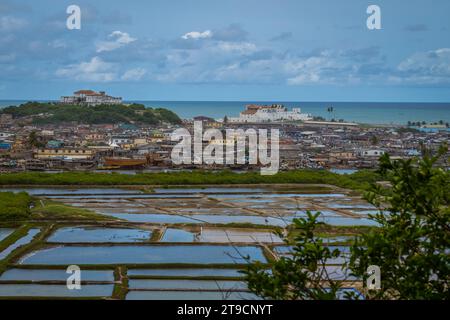 Vue sur le château d'Elmina au Ghana avec des arbres et l'océan Banque D'Images