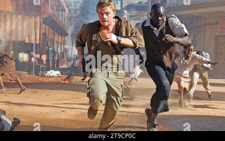 BLOOD DIAMOND 2006 Warner Bros. Film d'images avec Leonardo DiCaprio à gauche et Djimon Hounsou Banque D'Images