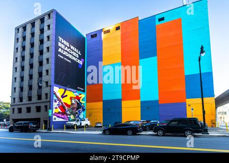 Sur une riser, un artiste commercial peint un mur de maison à Detroit, aux États-Unis : This Wall atteint le public Banque D'Images