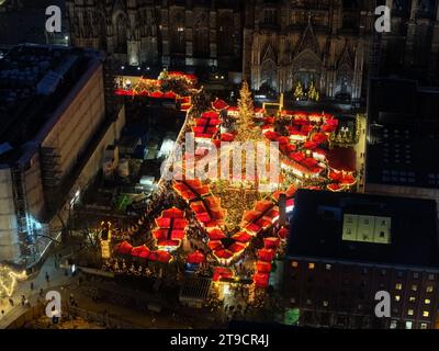 Cologne, Allemagne. 24 novembre 2023. Marché de Noël à la cathédrale de Cologne la nuit (vue aérienne avec un drone) crédit : Sascha Thelen/dpa/Alamy Live News Banque D'Images