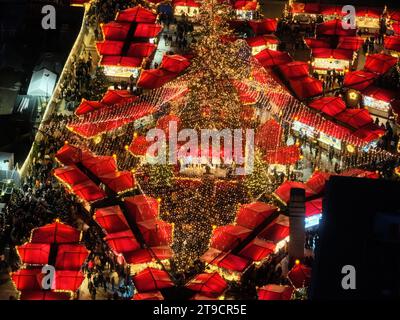 Cologne, Allemagne. 24 novembre 2023. Marché de Noël à la cathédrale de Cologne la nuit (vue aérienne avec un drone) crédit : Sascha Thelen/dpa/Alamy Live News Banque D'Images