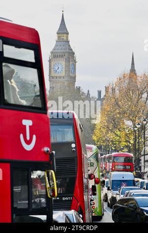 Accumulation de trafic le long de Whitehall , Londres, Royaume-Uni Banque D'Images