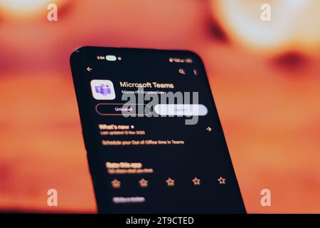 Microsoft teams Update est arrivé sur google Play Store est visible sur l'écran mobile. Banque D'Images