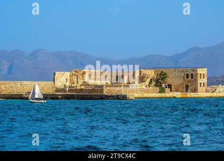 Une vue sur les défenses de brise-lames du port à Chania, Crète par une belle journée ensoleillée Banque D'Images