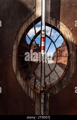Image de voyage originale de haute résolution du Phare de Punta de Teno en bonne lumière du soleil et avec l'espace négatif, Teneˈɾife ; Teneriffe, Îles Canaries, Banque D'Images