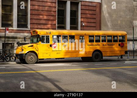 Bus scolaire américain jaune près de Columbus Circle, Central Park West, New York City, États-Unis d'Amérique. Banque D'Images