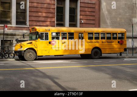 Bus scolaire américain jaune près de Columbus Circle, Central Park West, New York City, États-Unis d'Amérique. Banque D'Images