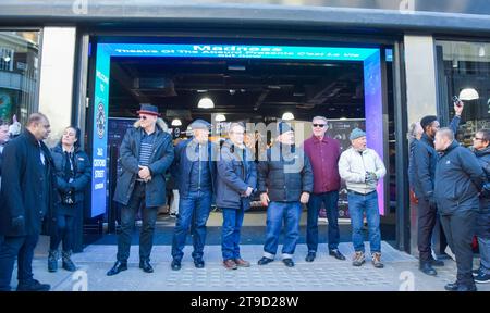 Londres, Royaume-Uni. 24 novembre 2023. Le groupe de ska-pop britannique Madness rouvre officiellement HMV sur Oxford Street. Le magasin de divertissement emblématique revient à son emplacement phare au 363 Oxford Street après quatre ans. Crédit : SOPA Images Limited/Alamy Live News Banque D'Images