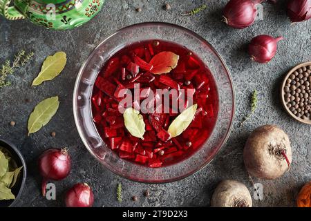 Kvass de betterave rouge fermentée dans un bol sur une table sombre, vue de dessus Banque D'Images