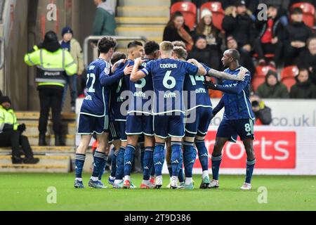 Crysencio Summerville de Leeds United célèbre avec ses coéquipiers le but d'ouverture de Leeds lors du match du championnat Sky Bet entre Rotherham United et Leeds United au New York Stadium, Rotherham le vendredi 24 novembre 2023. (Photo : Scott Llewellyn | MI News) crédit : MI News & Sport / Alamy Live News Banque D'Images