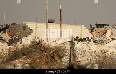 Rafah, Gaza. 24 novembre 2023. Des soldats israéliens sont vus dans le district de Zeitoun, à la périphérie sud de la ville de Gaza, vendredi 24 novembre 2023, à la suite d’un cessez-le-feu de quatre jours qui a commencé tôt le matin. La trêve dans la guerre Israël-Hamas a pris effet à 7:00 heures du matin (0500 heures GMT) et semblait tenir, en vertu d'un accord qui prévoit la libération d'otages en échange de prisonniers palestiniens. Photo par Ismael Mohamad/UPI crédit : UPI/Alamy Live News Banque D'Images