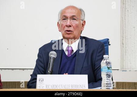 Lancement du livre batailles, défaites, victoires, chroniques et traces de la conquête 23 novembre 2023, Mexico, Mexique: Dr. Ricardo Uvalle a participé en tant que panéliste à la présentation du livre batailles, défaites, victoires, chroniques et traces de la conquête du droit d'accès à l'information 2002-2022, dans la salle Lucio Mendieta de la Faculté des sciences politiques et sociales FCPyS de l'UNAM. Mexico Mexico Mexico Copyright : xJosexLuisxToralesxxxEyepixxGroupx crédit : Imago/Alamy Live News Banque D'Images