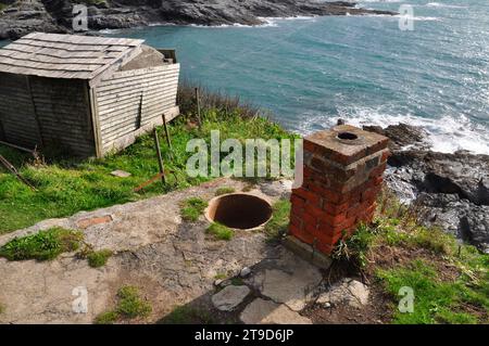 Vieux chaudron ou marmite bouillante précédemment utilisé pour cuisiner des crustacés récemment pêchés.à côté du chemin côtier sur la falaise surplombant la mer à Prussia Cove Banque D'Images