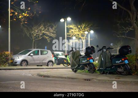 Haren, pays-Bas - 11 17 2023 : Felyx scooters électriques sans quai partagés sur le parking - Scooter de location écologique Banque D'Images