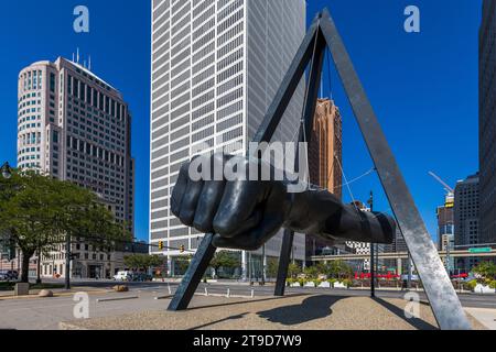 Le poing est un symbole de la confiance en soi réveillée de Détroit. Une statue en forme de pyramide, le bras d'acier et la poing de fer du champion de boxe Joe Lewis sont suspendus à un cadre de cinq mètres de haut. Le monument de deux tonnes près de Hart Plaza commémore non seulement l'un des fils les plus célèbres de la ville. Le monument sportif est un symbole que la Motor City peut combattre. The Fist est un mémorial pour le boxeur Joe Louis sur la Hart Plaza de Detroit. Detroit, États-Unis Banque D'Images