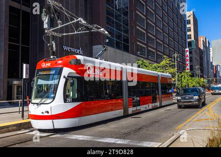 « Qline » est le nom du tramway sur Woodward Avenue à Detroit. Construit et parrainé comme moyen de transport pour les employés de Quicken Loans au siège social de l'entreprise au centre-ville de Detroit. Le tramway est à la disposition des passagers gratuitement. Qline est le nom du tramway de Détroit, aux États-Unis Banque D'Images