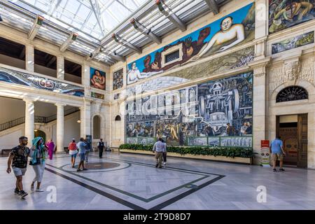 Les peintures murales de l'industrie de Detroit de Diego Rivera entourent la cour de Rivera au Detroit Institute of Arts Ils ont été créés entre 1932 et 1933 et ont été considérés par Rivera comme son œuvre la plus réussie. Peintures murales de l'industrie de Detroit à la Cour de Rivera du Detroit Institute of Arts L'artiste mexicain Diego Rivera a capturé ses impressions sur l'industrialisation de l'industrie automobile sur de grandes peintures murales ici entre 1932 et 1933. Detroit, États-Unis Banque D'Images