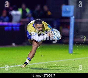 24 novembre 2023 ; AJ Bell Stadium, Salford, Lancashire, Angleterre; Gallagher Premiership Rugby, sale Sharks versus Bath ; Max Ojomoh de Bath Rugby avec le ballon Banque D'Images