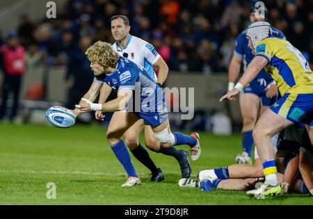 24 novembre 2023 ; AJ Bell Stadium, Salford, Lancashire, Angleterre; Gallagher Premiership Rugby, sale Sharks versus Bath ; Gus Warr of sale Sharks distribue le ballon Banque D'Images