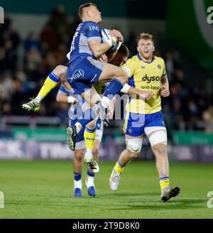 24 novembre 2023 ; AJ Bell Stadium, Salford, Lancashire, Angleterre; Gallagher Premiership Rugby, sale Sharks versus Bath ; Carpenter of sale gagne le ballon haut Banque D'Images