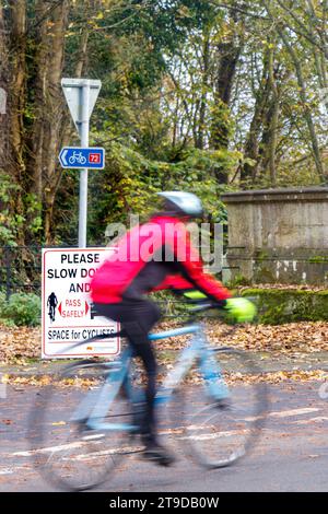 panneau indiquant aux conducteurs de laisser de l'espace et de ralentir lorsqu'ils dépassent les cyclistes Banque D'Images