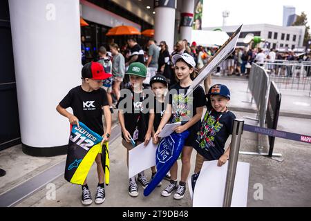 Melbourne, Australie, 24 novembre 2023. Jeunes fans de supercross dans la zone des fans lors de la première journée du WSX Australian Grand Prix au Marvel Stadium le 24 novembre 2023 à Melbourne, en Australie. Crédit : Santanu Banik/Speed Media/Alamy Live News Banque D'Images