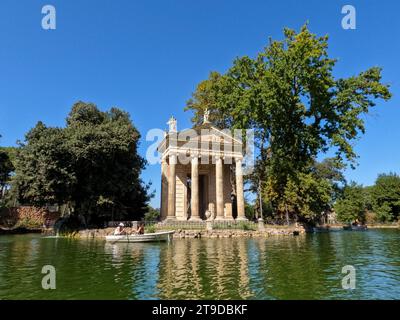 Navigation au temple d'Aesculapius dans la Villa Borghèse, parc romain. Banque D'Images