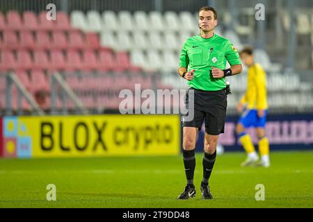 Amsterdam, pays-Bas. 24 novembre 2023. AMSTERDAM, PAYS-BAS - NOVEMBRE 24 : Robin Verijken arbitre regarde lors du match néerlandais Keuken Kampioen Divisie entre Jong Ajax et TOP OSS au Sportpark de toekomst le 24 novembre 2023 à Amsterdam, pays-Bas. (Photo de Jan Mulder/Orange Pictures) crédit : Orange pics BV/Alamy Live News Banque D'Images