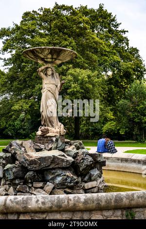 Un couple dans Iveagh Gardens conçu au milieu du 19e siècle par Ninian Niven, Dublin, Irlande Banque D'Images