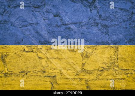 Drapeau de l'Ukraine sur mur de pierre, fond grunge. Drapeau de l'Ukraine représenté dans des couleurs de peinture vives sur le vieux mur de plâtrage en relief Banque D'Images