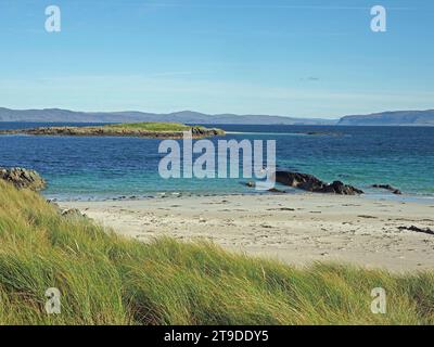 Vue sur la plage de sable blanc de la côte nord de l'île Hébridée de Iona regardant à travers le son de Mull Écosse, Royaume-Uni Banque D'Images