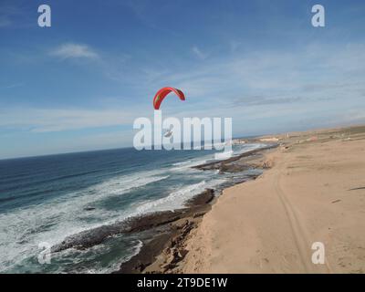 Beauté du parapente, sport aérien extrême, vol en parapente au-dessus des montagnes et des mers, paysage naturel pittoresque Banque D'Images