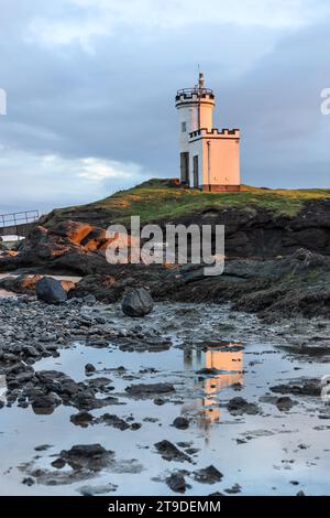 Elie Ness Lighthouse Reflection au coucher du soleil, Ruby Bay, Elie, Fife, Écosse, ROYAUME-UNI Banque D'Images