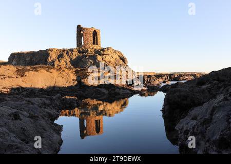 Lady’s Tower reflété dans une piscine de roche dans la lumière tôt le matin, Ruby Bay, Elie, Fife, Écosse, ROYAUME-UNI Banque D'Images