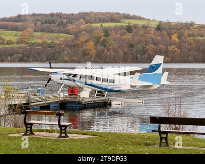 Hydravion amarré sur l'eau prêt pour les touristes à embarquer Banque D'Images