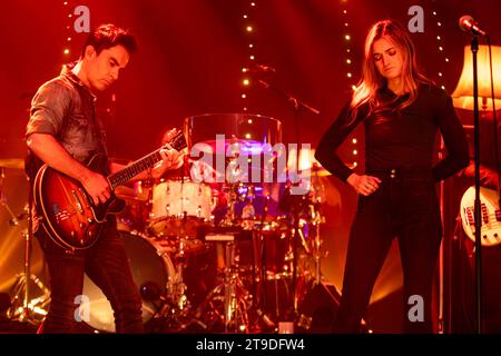 Bexhill , Royaume-Uni. Vendredi 24 novembre 2023 Kelly Jones (à gauche) et Patty Lynn de Far From Saints se produisent au Pavillon de la Warr © Jason Richardson / Alamy Live News Banque D'Images