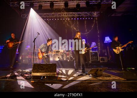 Bexhill , Royaume-Uni. Vendredi 24 novembre 2023 Kelly Jones (à gauche) et Patty Lynn de Far From Saints se produisent au Pavillon de la Warr © Jason Richardson / Alamy Live News Banque D'Images