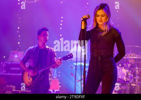 Bexhill , Royaume-Uni. Vendredi 24 novembre 2023 Kelly Jones (à gauche) et Patty Lynn de Far From Saints se produisent au Pavillon de la Warr © Jason Richardson / Alamy Live News Banque D'Images