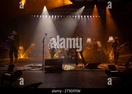 Bexhill , Royaume-Uni. Vendredi 24 novembre 2023 Kelly Jones (à gauche) et Patty Lynn de Far From Saints se produisent au Pavillon de la Warr © Jason Richardson / Alamy Live News Banque D'Images