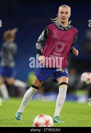 Londres, Royaume-Uni. 23 novembre 2023. Aggie Beever-Jones, de Chelsea, se réchauffe avant le match de la Ligue des Champions féminine de l'UEFA à Stamford Bridge, à Londres. Le crédit photo devrait se lire : Paul Terry/Sportimage crédit : Sportimage Ltd/Alamy Live News Banque D'Images