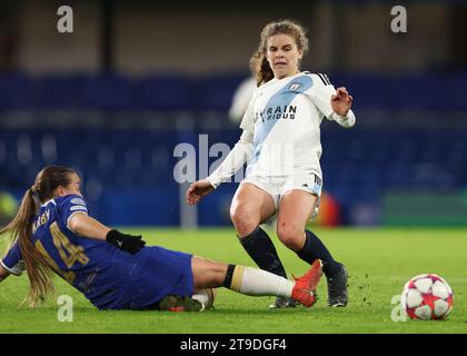 Londres, Royaume-Uni. 23 novembre 2023. Daphne Corboz de Paris FC est défiée par Fran Kirby de Chelsea lors du match de la Ligue des Champions des femmes de l'UEFA à Stamford Bridge, Londres. Le crédit photo devrait se lire : Paul Terry/Sportimage crédit : Sportimage Ltd/Alamy Live News Banque D'Images