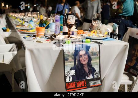 Jérusalem, Israël. 18 novembre 2023. Une affiche avec un otage est placée au bout d'une table de shabbat mise en place par les familles des otages avec des bougies et des verres à vin en souvenir d'eux pendant la manifestation. Alors que le conflit israélo-palestinien se poursuit, 13 otages israéliens ont été libérés le 24 novembre de la bande de Gaza. Environ 240 otages ont été détenus par le Hamas à Gaza depuis l'attaque contre Israël le 7 octobre. Crédit : SOPA Images Limited/Alamy Live News Banque D'Images