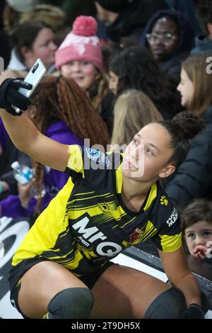 Watford, Royaume-Uni. 19 novembre 2023. Watford, Angleterre, 19 novembre 2023 une joueuse de Watford signe son équipement de fan après le match du championnat de football américain Barclays entre Watford et Sheffield United à Vicarage Road à Watford, Angleterre (Will Hope/SPP) crédit : SPP Sport Press photo. /Alamy Live News Banque D'Images