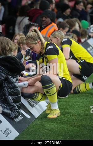 Watford, Royaume-Uni. 19 novembre 2023. Watford, Angleterre, 19 novembre 2023 une joueuse de Watford signe son équipement de fan après le match du championnat de football américain Barclays entre Watford et Sheffield United à Vicarage Road à Watford, Angleterre (Will Hope/SPP) crédit : SPP Sport Press photo. /Alamy Live News Banque D'Images