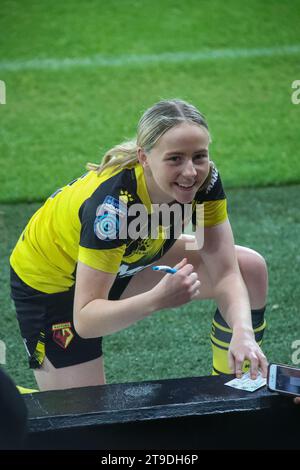 Watford, Royaume-Uni. 19 novembre 2023. Watford, Angleterre, 19 novembre 2023 une joueuse de Watford signe son équipement de fan après le match du championnat de football américain Barclays entre Watford et Sheffield United à Vicarage Road à Watford, Angleterre (Will Hope/SPP) crédit : SPP Sport Press photo. /Alamy Live News Banque D'Images